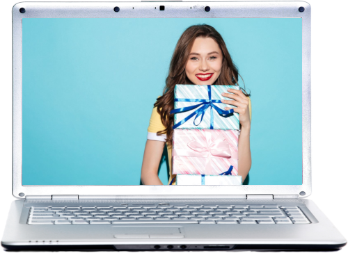 Na ekranie otwartego laptopa uśmiechnięta dziewczyna trzyma w rękach prezenty.